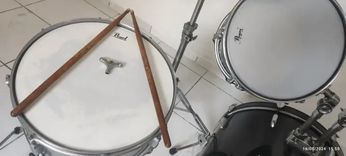 Bateria pearl completa com pratose ferragens com afinador.!!!