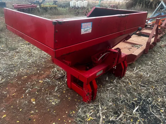 Espalhadeira Jumil 1.200kg