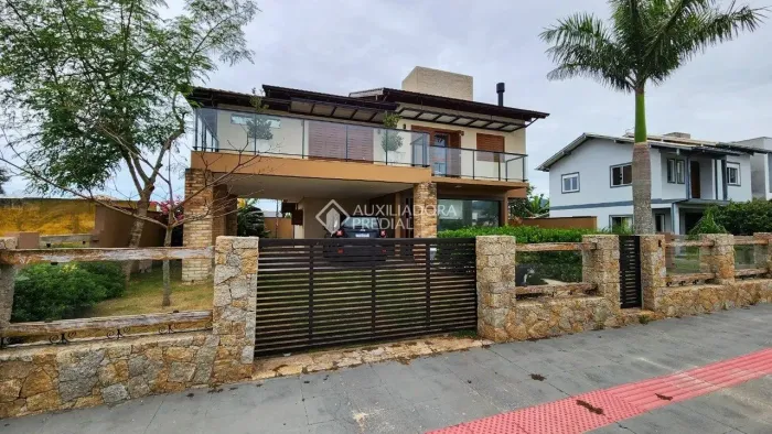 Garopaba - Casa área priv. 241m² com piscina única no terreno Lot. Pedra Branca