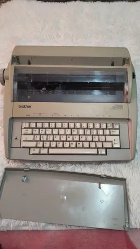 Máquina de escrever eletrônica BROTHER GX-6750 Correctronic com capa