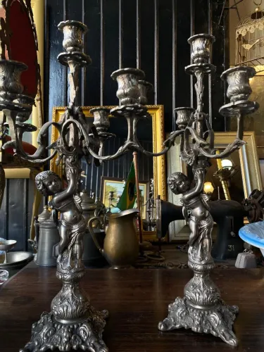 Antigo par de castiçais. 