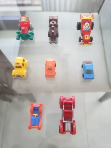 KINDER OVO - Coleção de Miniaturas de Carrinhos e trens