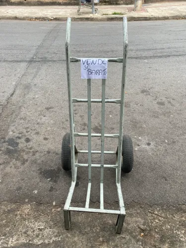 Carrinho de  carga reforçado. 