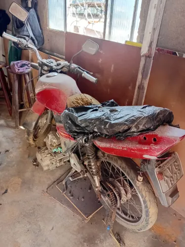 Vendo moto 125 max sundwon 2008 , e vendo também peçass do motor 125 , uma roda traseira