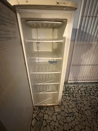 freezer vertical Electrolux 173L