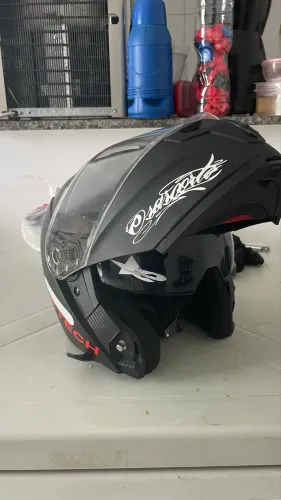 Capacete articulado