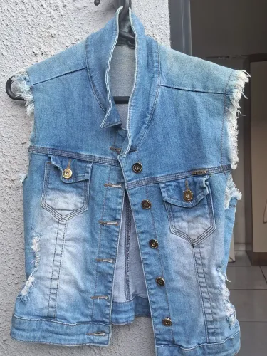Colete jeans feminino destroyed sem manga