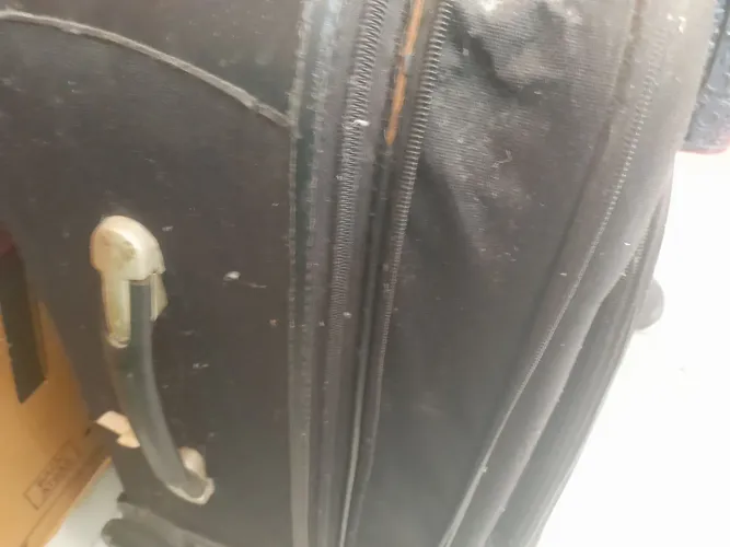 Mala usada em Bom estado pra levar logo obs precisando de reparos na aca no puxador