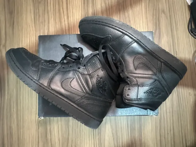 Tênis Nike Air Jordan 1 Mid Triple Black