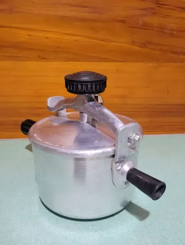 Antiga panela de pressão Lares