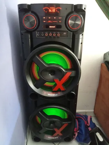 Vende-se uma caixa de som anvox, nova apenas 1 ano de uso, 1900 wts, tem karaokê.