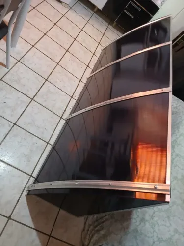 Toldo fixo de estrutura metálica - Policarbonato