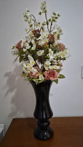 Lindo arranjo de cerejeiras e rosas com vaso para sala/aparador