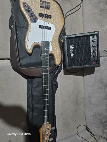 Baixo de 4 cordas  com capa e caixa 