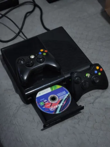Xbox 360 super slim + 2 ctrl