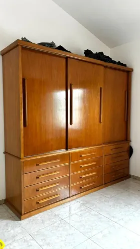 Guarda-Roupa de Casal Grande em Madeira Maciça (Jequitibá) - 3 Portas + 12 Gavetas