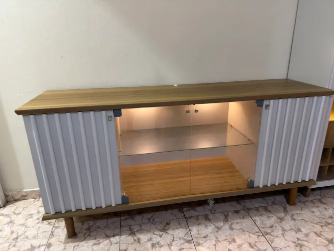 Buffet para sala de jantar 4 portas com LED e pés em madeira maciça