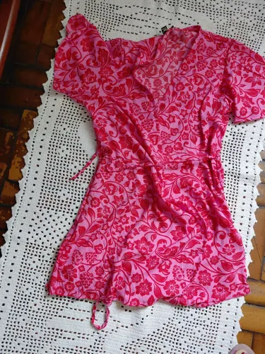 Macarrão vermelho com detalhes diferentes maravilhoso tamanho M tecido viscose
