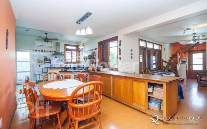Casa à venda em Vila Ipiranga com 230 m², 3 quartos, 3 vagas
