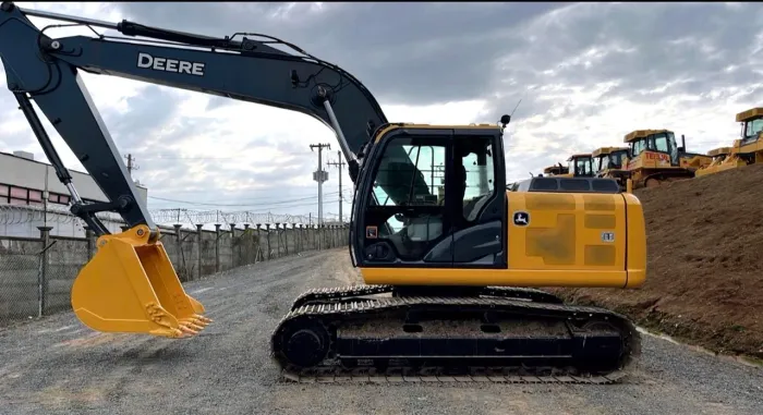 Escavadeira John Deere 200G ano 2022 com 4.500 horas, em Campinas