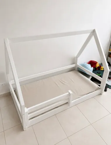 Cama Montessoriana casinha MDF + Colchão | Excelente estado