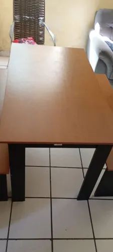 Mesa rústica com banco