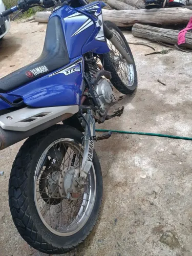 Moto conservada pneus bons e relação nova