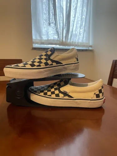 Tênis Vans Slip-On com estampa quadriculada.