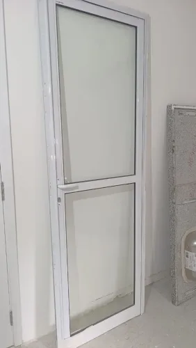 <br>PORTA DE ACESSO EM ALUMÍNIO E VIDRO - EXCELENTE ESTADO
