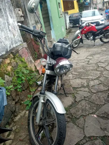 Vendo está moto pronta para uso documento em dias sem multa com revisão completa