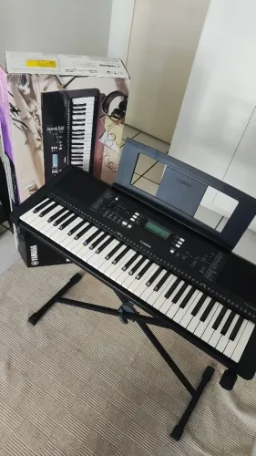Teclado Yamaha PSR E373 seminovo