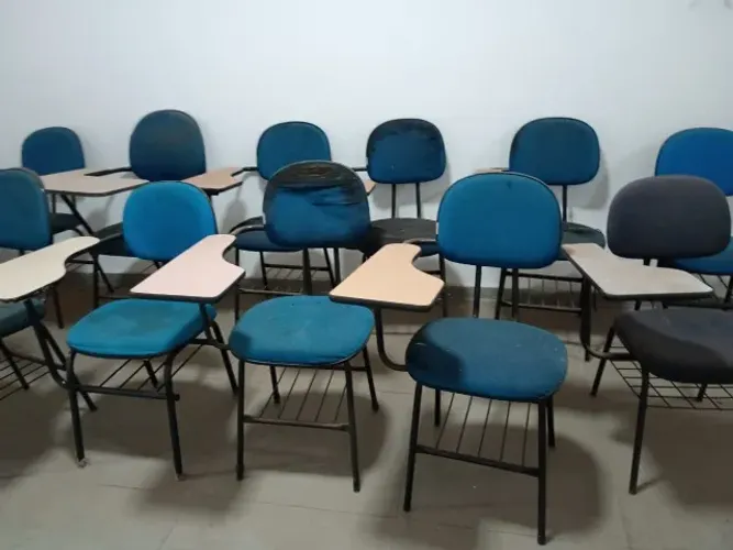 cadeiras unioversitárias estofadas