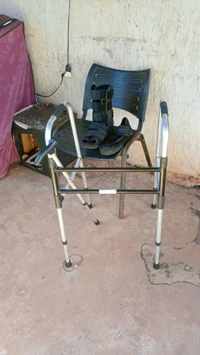 Vendo Bota ortopédica, bengala de alumínio e andador articulável barato. 