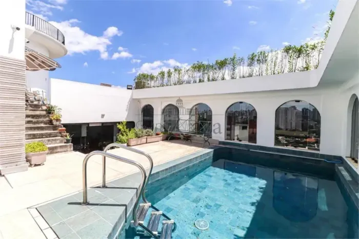 Cobertura Tríplex em Moema. Espaço gourmet, piscina e amplos living para receber familiare