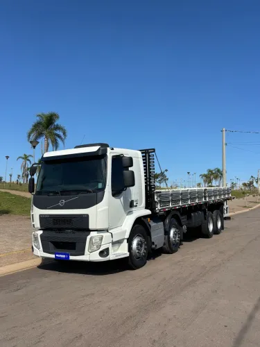 Volvo VM 330 Bitruck carroçeria