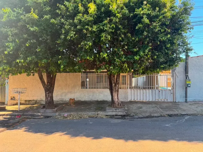 CASA PÚBLICA BOA ESPERANÇA, 3 QTOS 1 SUÍTE, PROX UFMT, C/ AR COND E QUINTAL