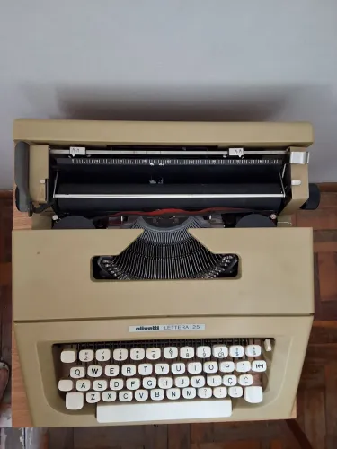 Máquina de Escrever Olivetti Lettera 25
