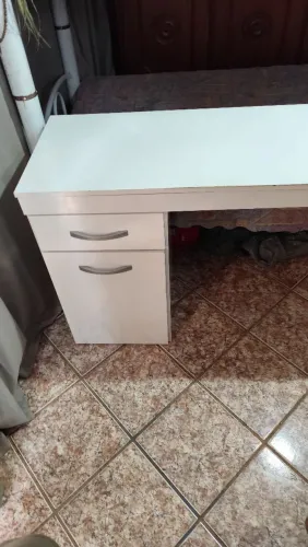 Mesa com gaveteira