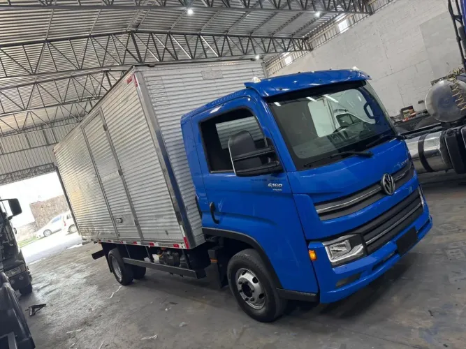 vendo baú 5,50 m muito novo