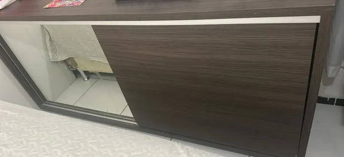 Armário horizontal com porta de correr espelhada