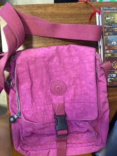 Bolsa kipling roxa quadrada 