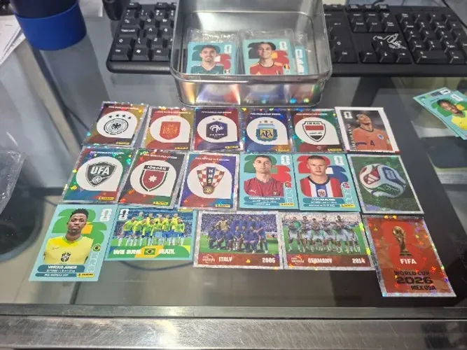 Vendo figurinhas da copa. Valores a consultar.
