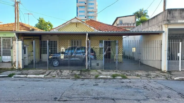 Terreno à venda plano, de 500m² com casa antiga, no bairro da Vila Constança.