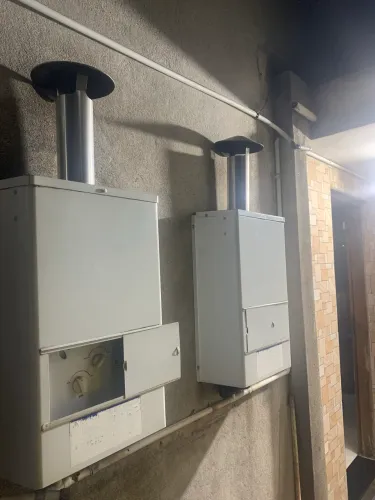 Aquecedor a gás LZ-750 funcionando, acompanha protetor externo. Pronto para uso.