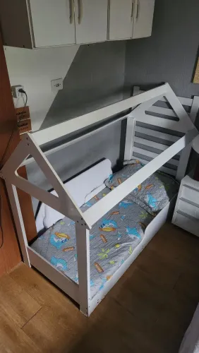 Cama montessoriana infantil