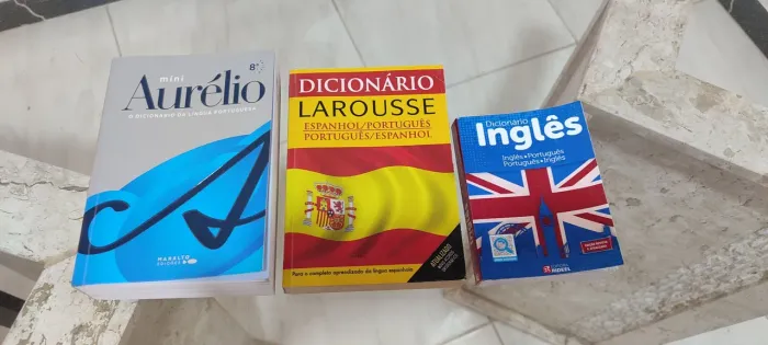 Vendo os três dicionários, preço em oportunidade!