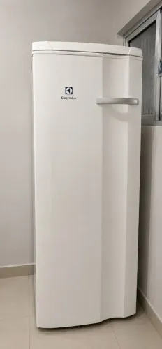 Freezer Vertical Electrolux Cycle Defrost 234L