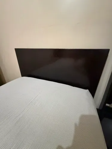 Cama solteiro de madeira Imbuia inclui colchão