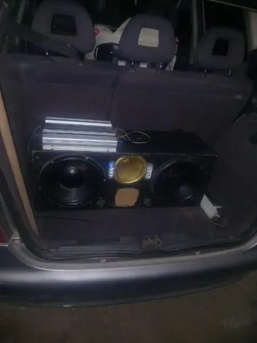 Vendo uma caixa de som com dois alto-falante de 12 mas 1corneta mas 1modulo com 2000 de po