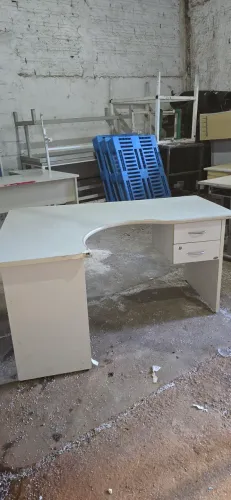 Mesa de escritório em L